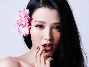 bunga twin poker Cara yang mengesankan dengan sembrono menekan ke arah Song Zhian.